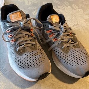 Nike Women's Zoom Winflo 4 running shoe “size 7.5”